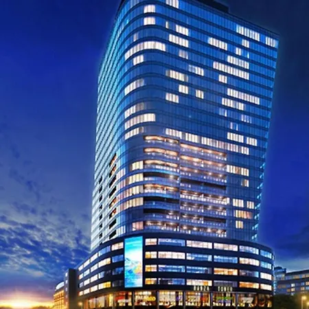 Hanza Tower White 23 & Pool Appartamento